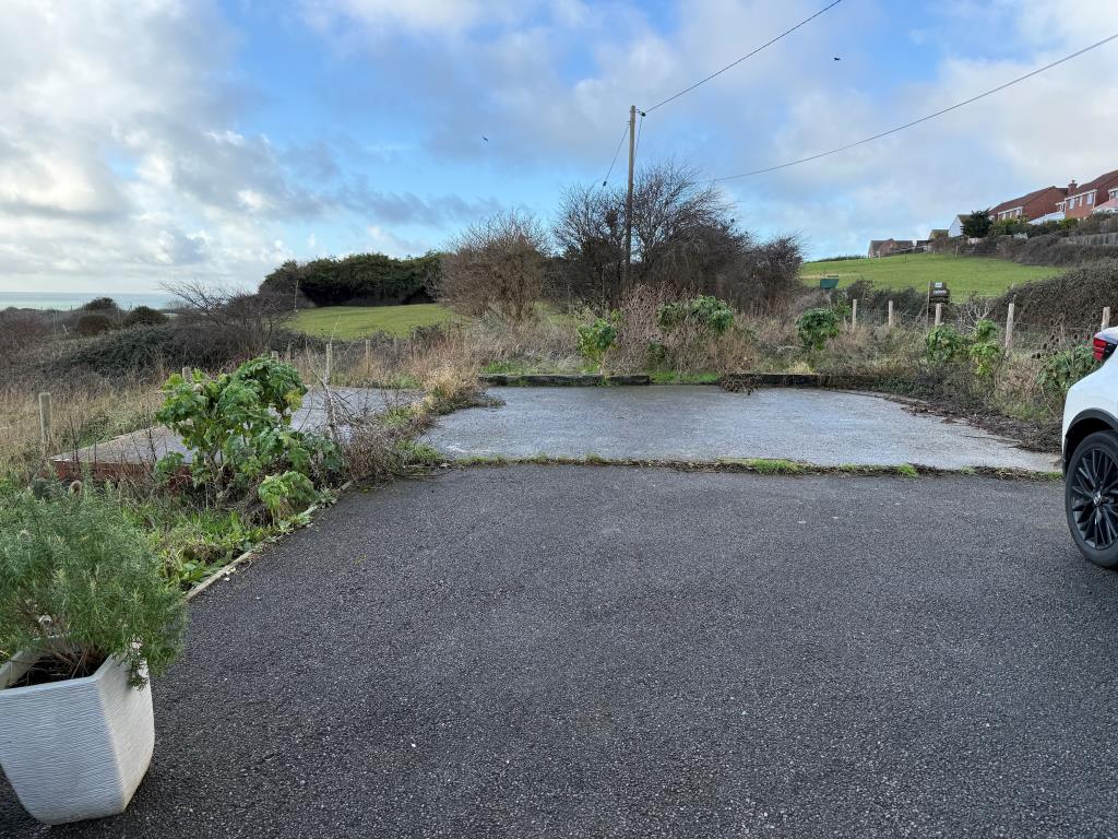 Lot: 62 - DETACHED HOUSE WITH SEA VIEWS PLUS ADJOINING LAND WITH PLANNING - Land with parking and driveway